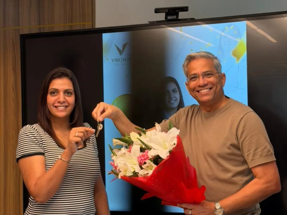 Peter Rodrigues handing over apartment keys to a client